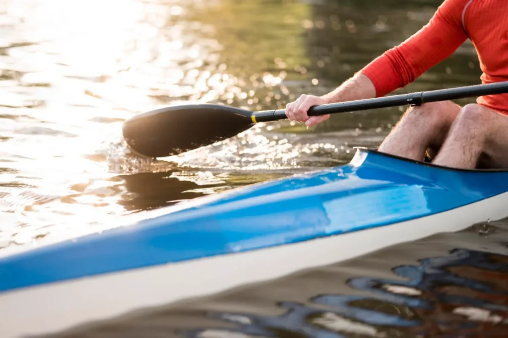 homme sur un canoe kayak